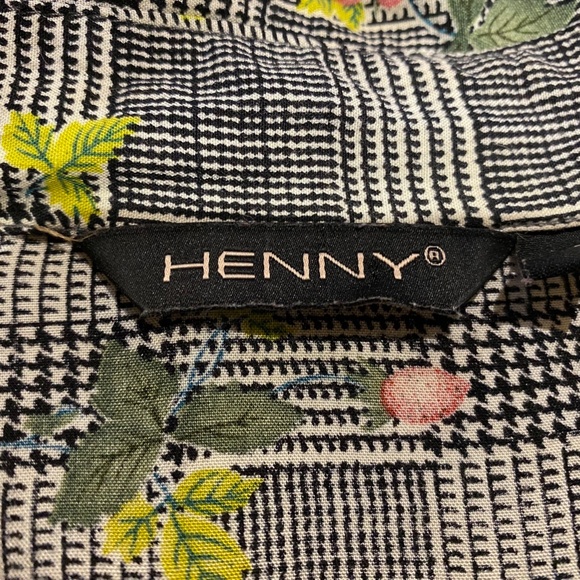 Sweet Patterned Blouse with ¾ Length Sleeves - Picture 3 of 5